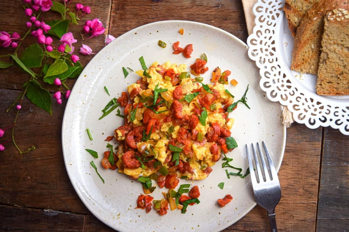 scrambled-eggs-with-chorizo-recipe
